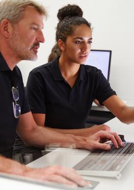Deux collaborateurs BVS devant un écran d'ordinateur 